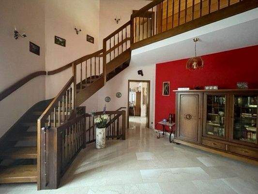 Treppenaufgang zur Galerie und oberen Etage