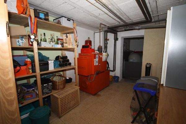 Heirzaum/Keller, dahinter Öl Lager und Garage