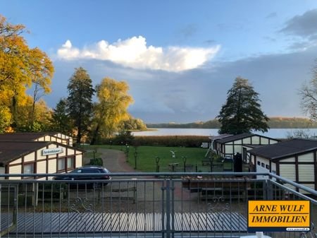 Blick von der Terrasse auf den See