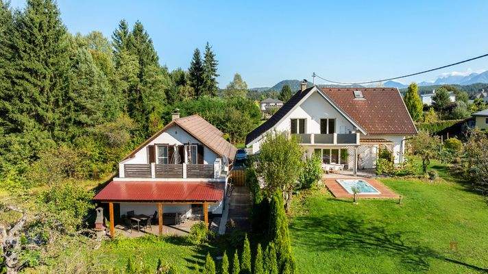 Blick auf beide Gebäude von Westen