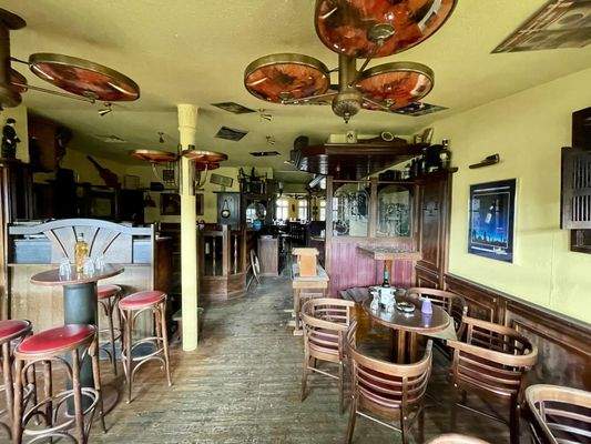 Theke und Bestuhlung (Ladenlokal)