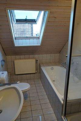 Bad mit Wanne und Dusche im DG