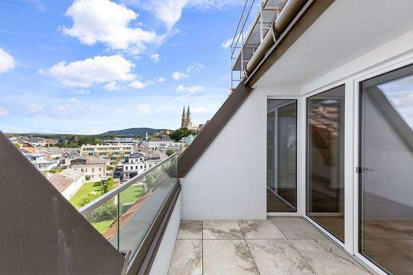 ... sondern auch die eigene Terrasse mit dem Blick auf das Augustiner-Chorherrenstift