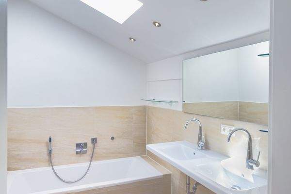 Elegante Bäder mit Badewanne.