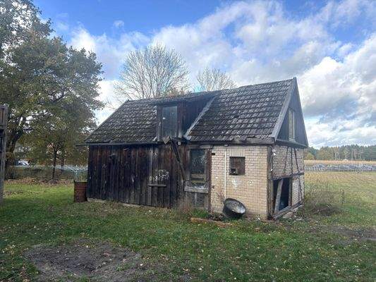 Sanierungsbedürftiges Nebengebäude