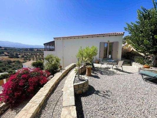 Kreta, Roumeli: Charmante Villa mit Garten und Pool zu verkaufen