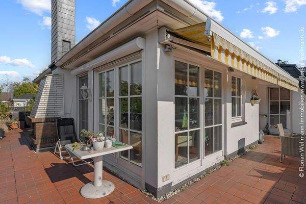 Dreiseiten-Dachterrasse mit Aussenkamin