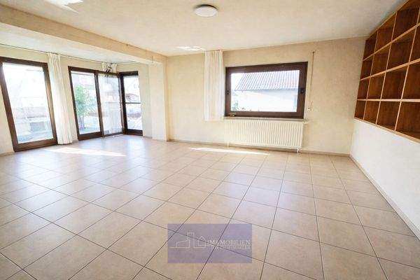 Leeres Wohnzimmer mit gutem Licht