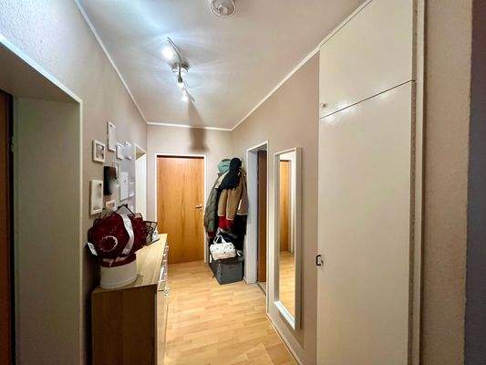 Flur mit Spiegel und Schrank