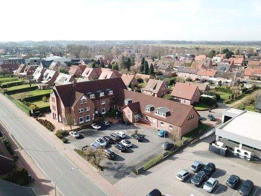 Dorfansicht mit Parkplätzen