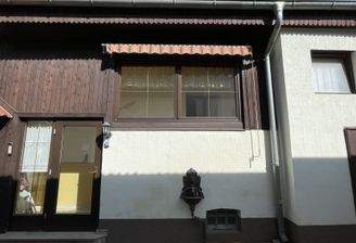 Seitenansicht/Zugang Wohnhaus