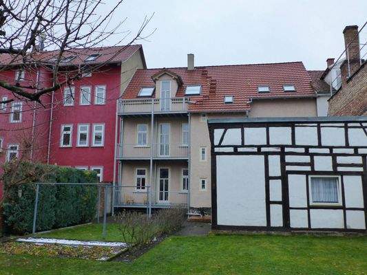 Blick vom Garten auf Gebäuderückseite