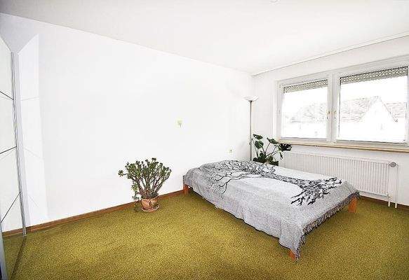 Großräumiges und lichtvolles Schlafzimmer