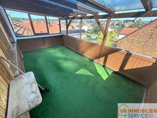 Überdachter Balkkon