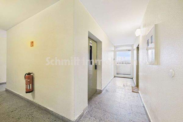 Treppenhaus und Aufzug