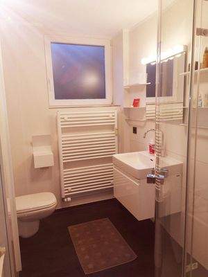 Modernes Bad mit Tageslicht