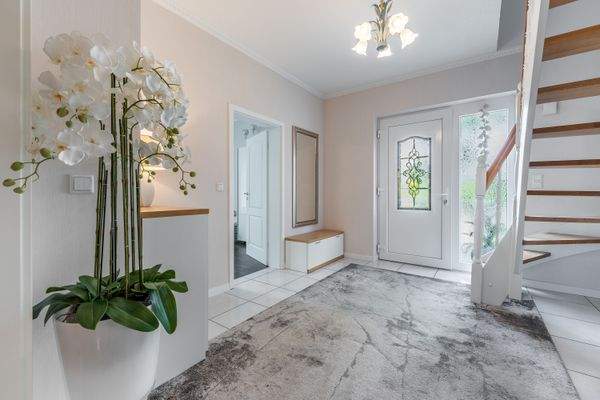 Hausbruch-Großzügiger-Bungalow-mit-Dachausbau-Eingang