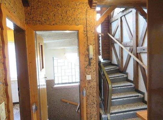 13-Treppe ins Obergeschoss.JPG