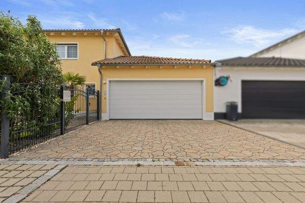 Hofeinfahrt / Doppelgarage