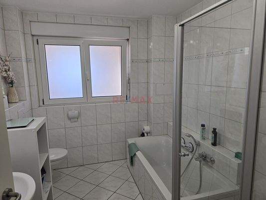 geräumiges und helles Bad