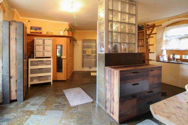 Badezimmer mit Sauna (2)