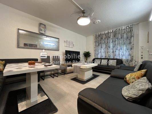 Wohnzimmer mit Fenster zum Innenhof