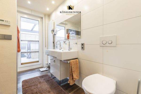 Badezimmer, Blick zur Dachterrasse