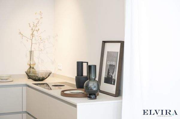 Edle Küche mit zeitlosem Design und hochwertigen Materialien