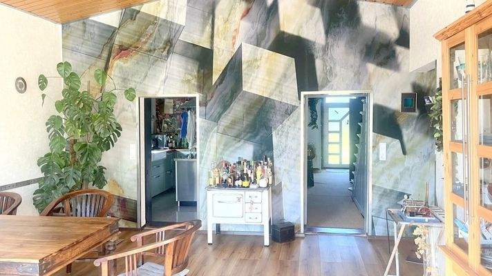 großzügiges Esszimmer mit direktem Zugang zur Terrasse 