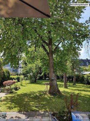 Blick in den Garten im Sommer