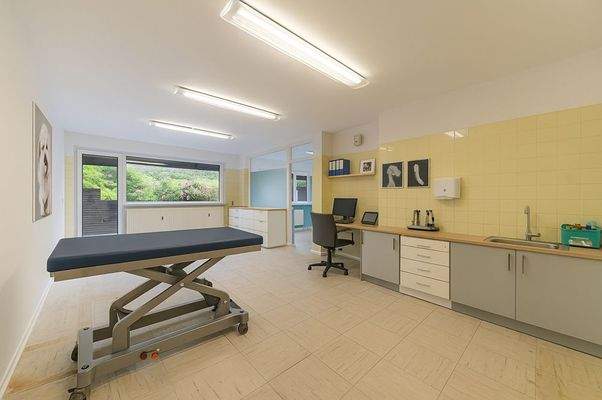 Behandlungszimmer groß virtuell möbliert