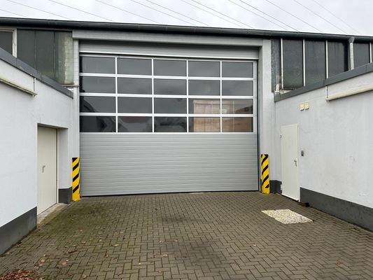 Seitliches Tor und Zugang WC