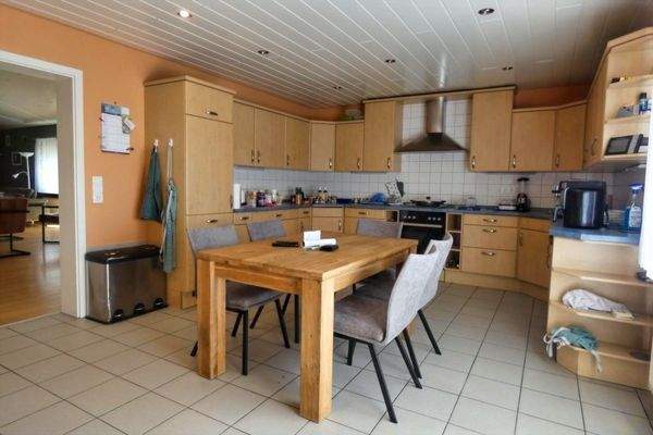 große Küche mit Essplatz