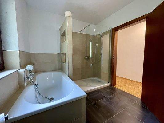 Badewanne und Dusche