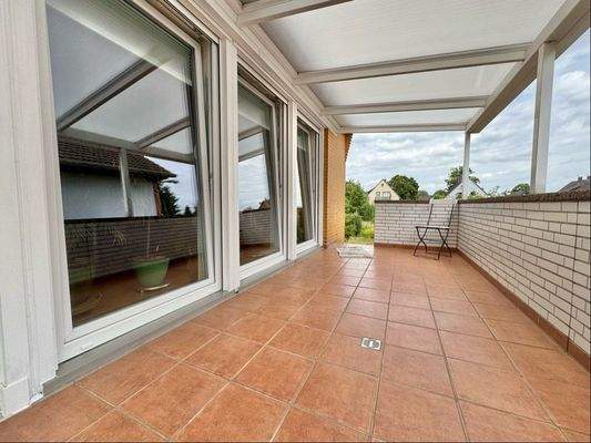 ...zur überdachten Terrasse...