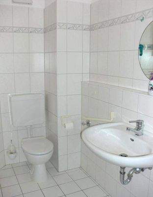 gefliestes Bad mit Dusche