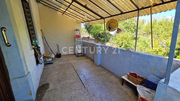 Überdachter Balkonbereich