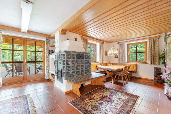 Essecke mit Kachelofen