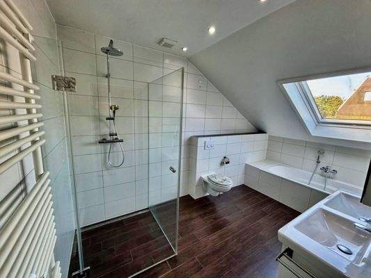 Schönes Bad im Dachgeschoss