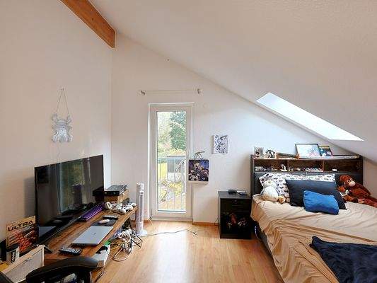 Helles Kinderzimmer im Dachgeschoss_2