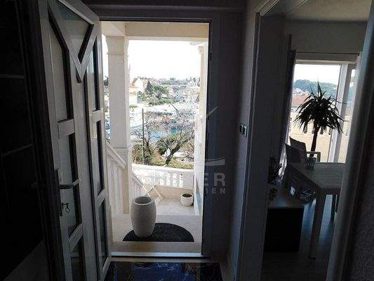 Glücksgefühle und Meerblick auf dem Balkon