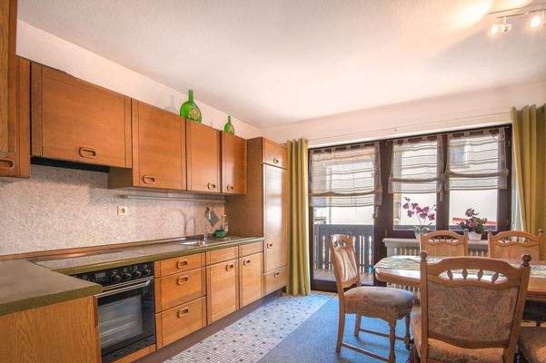 Helle Küche mit Balkonzugang