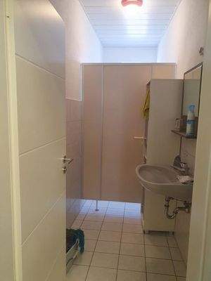 ... mit Handwaschbecken