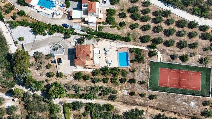 Kreta, Kournas: Spektakuläre Villa mit Tennisplatz nahe des Kournas-Sees zu verkaufen