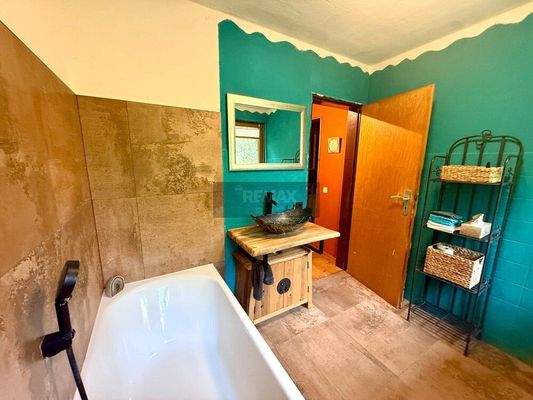 Bad mit Badewanne EG