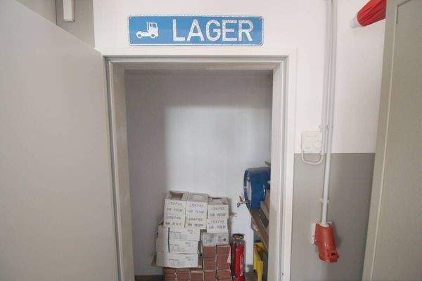Eingang zum Lager u. Starkstromanschluss