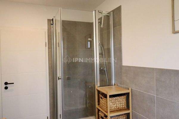 Masterbad mit Dusche und Badewanne