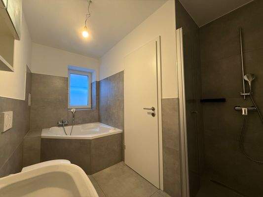Untergeschoss - Bad mit Dusche und Wanne