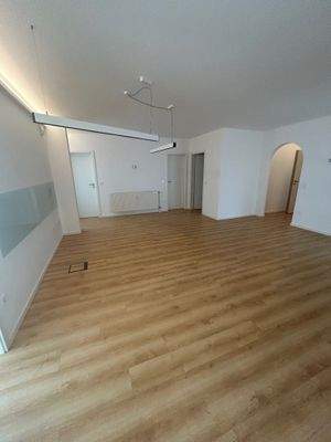 Moderner Empfangsbereich.jpg