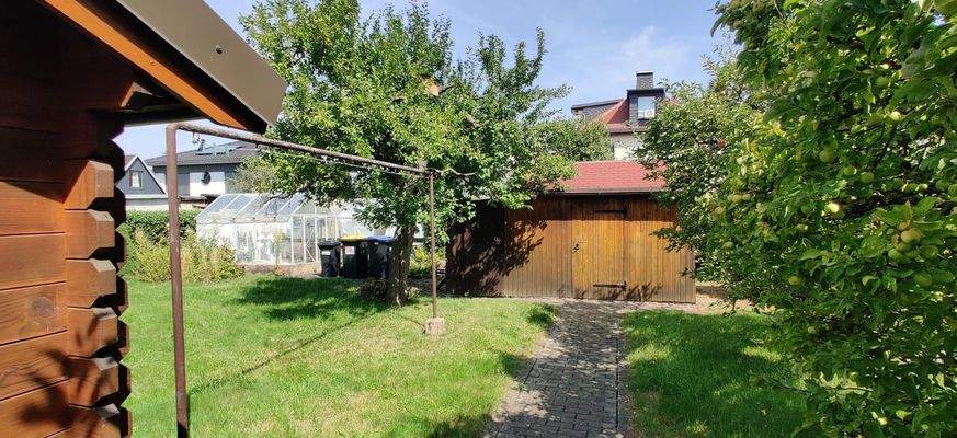 Geräteschuppen mit Gewächshaus.jpg